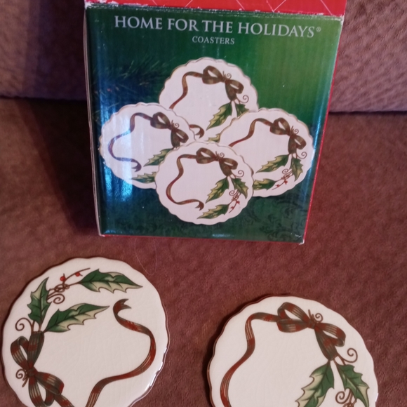 Vintage Christmas Porcelain Set of 4 Coasters - Picture 4 of 5